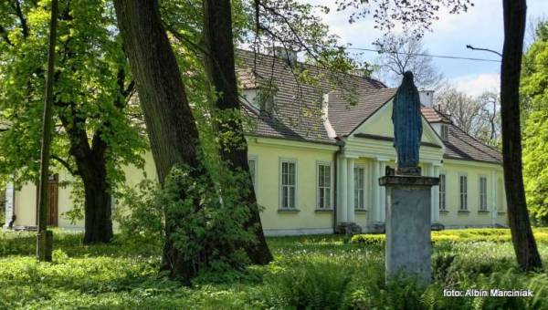 Zamek i dworek w Branicach